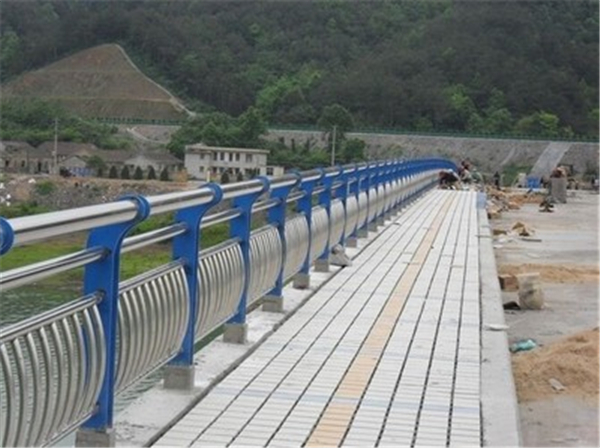 中卫不锈钢桥梁护栏的特性及其在现代建筑中的应用